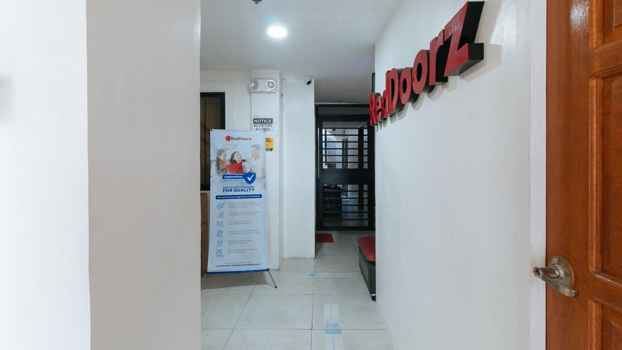 Reddoorz At Dbuilders Rooms Bangkal Makati Makati City Exterior foto